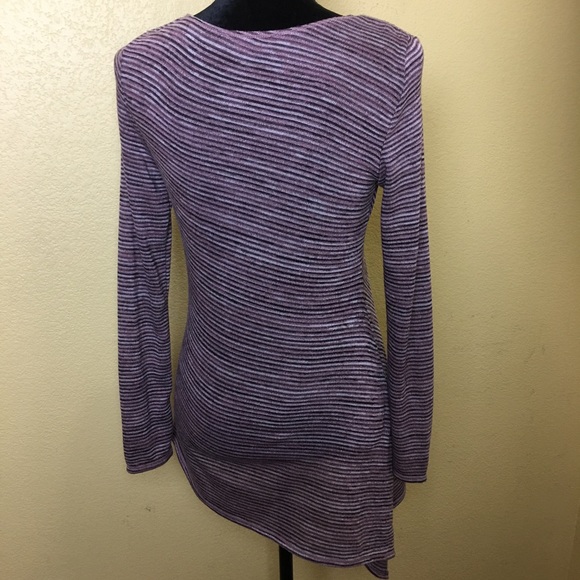 V-neck Asymmetrical Top - Picture 3 of 6